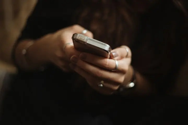 スマートフォンで修正依頼を送るイメージ